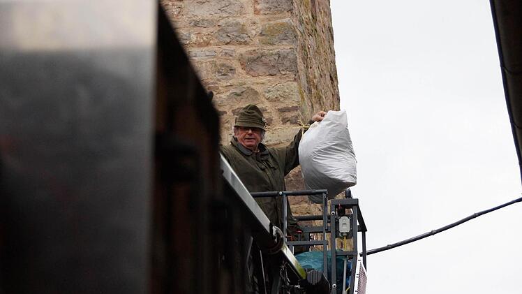Jochen Willecke hat die Küken in eine Tüte gepackt.