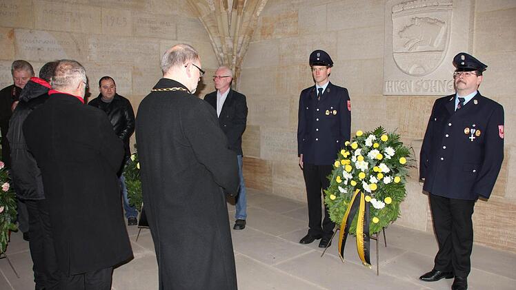 Bürgermeister Robert Herrmann beim Gedenken vor dem Kranz der Stadt.