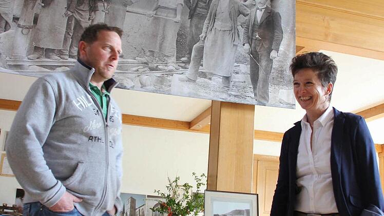 Zweiter Bürgermeister Schlee und Sibylle Kneuer vor einer Präsentation historischer Steinbruch-Werkzeuge.