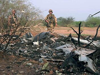 Der Screenshot aus einem am 25.07.2014 von den französischen Streitkräften veröffentlichten Video zeigt Soldaten an der Absturzstelle der Air-Algerie-Maschine in der Region Gossi in Mali nahe der Grenze zu Burkina Faso. Foto: ECPAD
