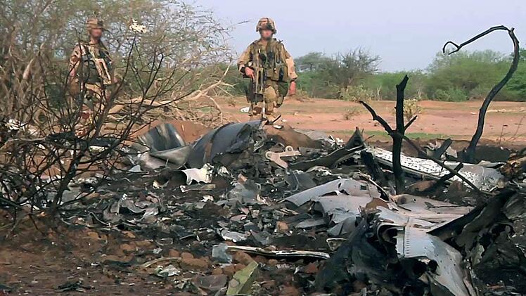 Der Screenshot aus einem am 25.07.2014 von den französischen Streitkräften veröffentlichten Video zeigt Soldaten an der Absturzstelle der Air-Algerie-Maschine in der Region Gossi in Mali nahe der Grenze zu Burkina Faso. Foto: ECPAD