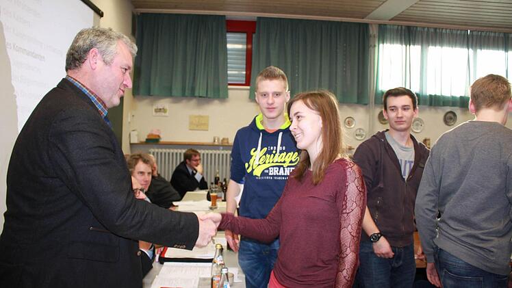 Mit Handschlag begrüßte Bürgermeister Jürgen Hennemann die neuen aktiven Feuerwehrdienstleistenden und hieß sie offiziell in der Wehr willkommen. Foto: Katharina Becht