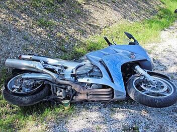 Am Motorrad war der Hinterreifen geplatzt.  Foto: Maximilian Glas