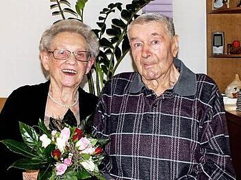 Ihre eiserne Hochzeit feierten Anita und Alfred Krines in Sand. Sie sind sich seit 65 Jahren aufrichtig zugetan. Foto: Alfons Beuerlein