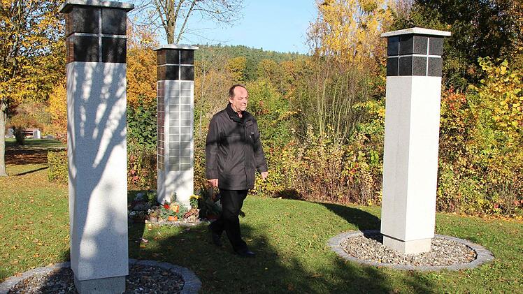 Bestatter Johannes Riegler möchte in Etzelskirchen ein Areal für Baumbestattungen schaffen. Foto: Andreas Dorsch
