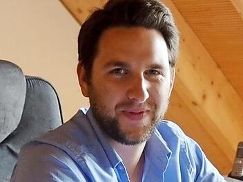 Niklas Rhein, der neue ILE-Manager, in seinem Büro im Altendorfer Bürgerhaus Foto: spö
