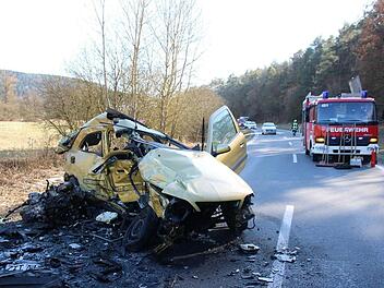 Bei einem schweren Unfall zwischen M&uuml;nnerstadt und Poppenlauer sind am Sonntag zwei Menschen schwerst verletzt worden.  Foto: Heike Beudert