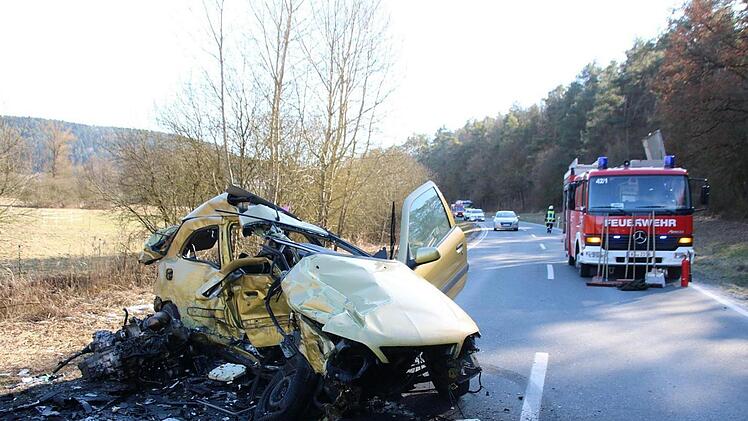 Bei einem schweren Unfall zwischen Münnerstadt und Poppenlauer sind am Sonntag zwei Menschen schwerst verletzt worden.  Foto: Heike Beudert