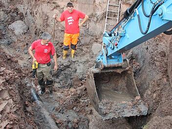 Bauhofleiter Kurt Schorn (links) und Mitarbeiter Maximilian Wunner bei der Behebung des Schadens in drei Metern Tiefe Foto: Eckehard Kiesewetter