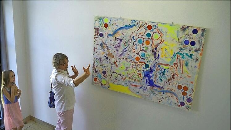 Elisabeth Sabo pr&auml;sentierte die ausgestellten Werke.  Foto: Markus H&ouml;ppner