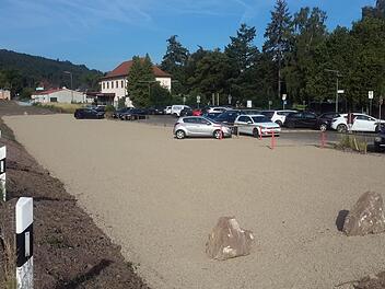 Gekauft hat die Stadt das Bahnhofsgebäude (im Hintergrund) und die umliegenden Freiflächen. So gibt es dort seit einigen Tagen und rechtzeitig zum Stadtfest zusätzliche provisorische Parkmöglichkeiten. Nach Erstellung eines Rahmenplanes soll das gesamte Areal umgestaltet werden. Foto: Rolf Pralle