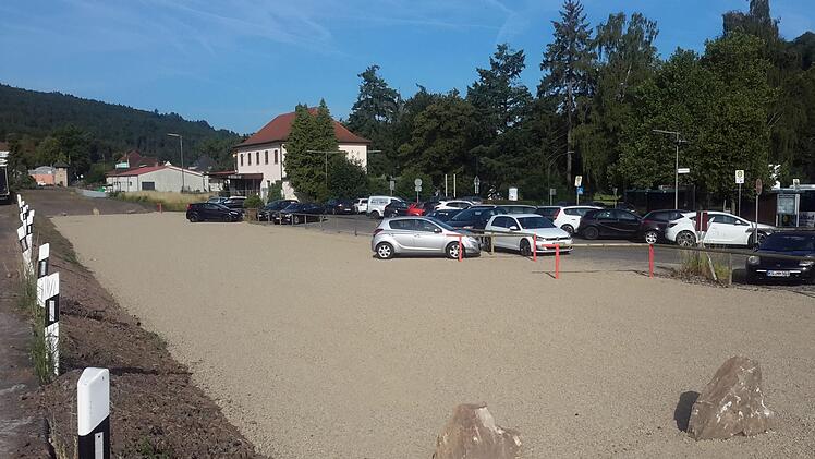 Gekauft hat die Stadt das Bahnhofsgebäude (im Hintergrund) und die umliegenden Freiflächen. So gibt es dort seit einigen Tagen und rechtzeitig zum Stadtfest zusätzliche provisorische Parkmöglichkeiten. Nach Erstellung eines Rahmenplanes soll das gesamte Areal umgestaltet werden. Foto: Rolf Pralle