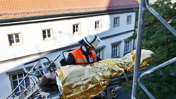 Mutig, mutig! Die 19-Jährige Hannah brach die Übung nicht ab und ließ sich, wie im Ernstfall, auf einer Rettungstrage von der Feuerwehr nach unten bringen. Foto: Friedrich