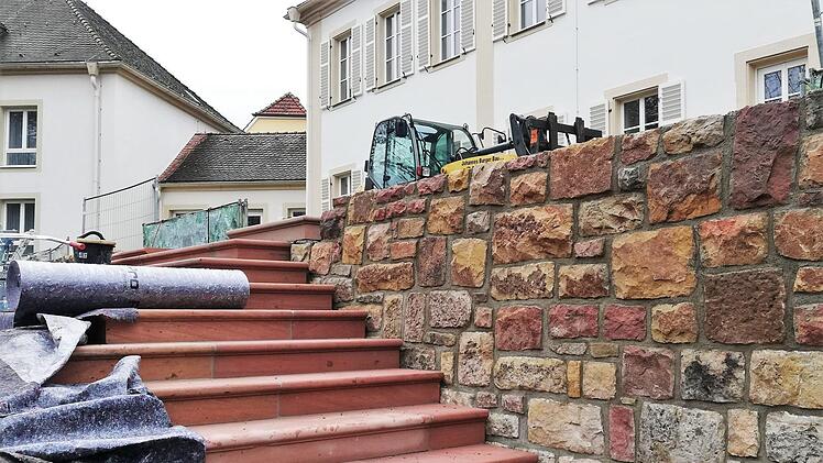 Die alte Betontreppe an der Bruchsteinmauer wurde durch eine neue aus Buntsandstein ersetzt. Foto: Sigismund von Dobschütz