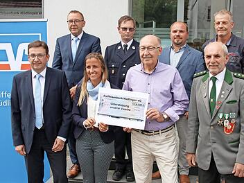 Freuen sich über Zuschuss (hintere Reihe von links): Wolfgang Menninger (Raiba), Matthias Mahlmeister (FFW Kleinbrach), Andreas Wehner (St. Elisabeth-Verein Hausen), Jochen Nürnberger (Feuerwehr Hausen). Vorne (von links): Jürgen Wagenpfahl (Raiba...