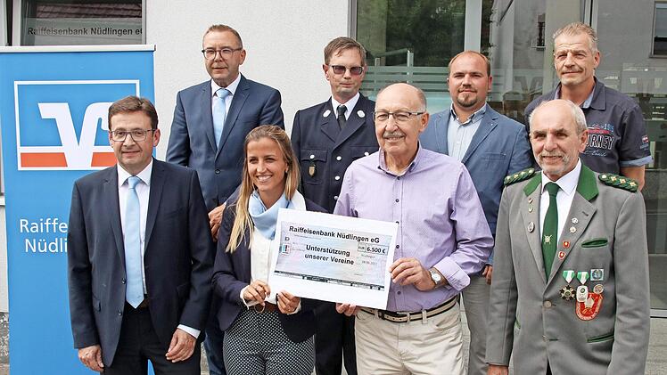 Freuen sich über Zuschuss (hintere Reihe von links): Wolfgang Menninger (Raiba), Matthias Mahlmeister (FFW Kleinbrach), Andreas Wehner (St. Elisabeth-Verein Hausen), Jochen Nürnberger (Feuerwehr Hausen). Vorne (von links): Jürgen Wagenpfahl (Raiba...