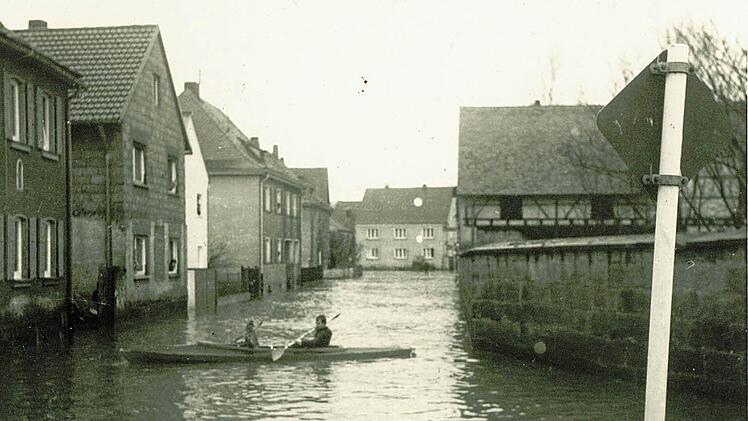 Die Aufnahme vom Hochwasser 1967 stammt aus dem Familienalbum der Familie Huml aus Hallstadt. Foto: Archiv