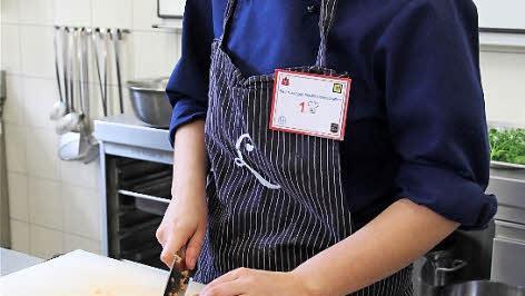 Die Stadtmeisterin in der Küche, Ann-Katrin Schick schneidet den Saibling zum Tatar.