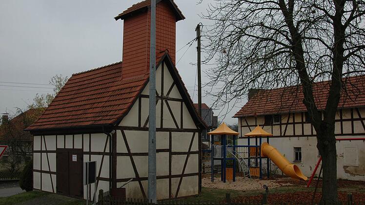 Die Giebelwand des Feuerwehrgerätehauses in Eckartshausen soll saniert werden. Der Kinderspielplatz wurde heuer saniert. Foto: Gerhard Schmidt