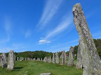 Mythologisch: Mit diesen Steinblöcken markierten die Wikinger ein Schiff, das die Toten ins jenseitige Walhalla brachte.
