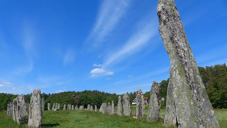 Mythologisch: Mit diesen Steinblöcken markierten die Wikinger ein Schiff, das die Toten ins jenseitige Walhalla brachte.