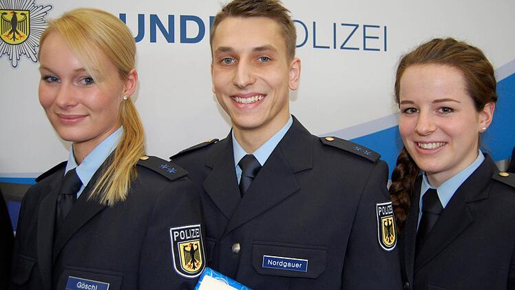 Die drei Besten des Ausbildungslehrgangs OEB 12: (von links) Nathalie Göschl (3. Platz), Pascal Nordgauer (1. Platz) und Helena Krieger (2. Platz). Foto: Sigismund von Dobschütz