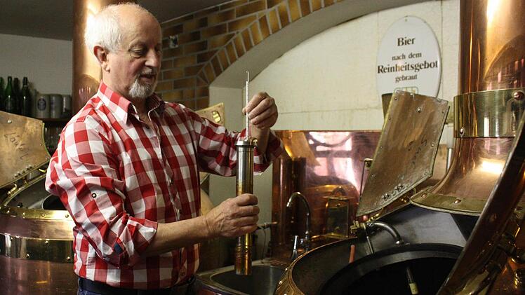 Hubert Stärker überprüft die Temperatur des Bieres.  Foto: Robert Huger