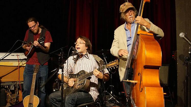 Eine Band, die man gerne wieder einmal hören würde: "Andi"s Blues Orchester". Andi Unter (Mitte), Michael Stiegler (rechts) und Simon Dahl (links) haben sich dem frühen Blues, dem Boogie Woogie und dem Ragtime verschrieben und teilen ihre Musik geradezu leidenschaftlich mit ihren Zuhörern.