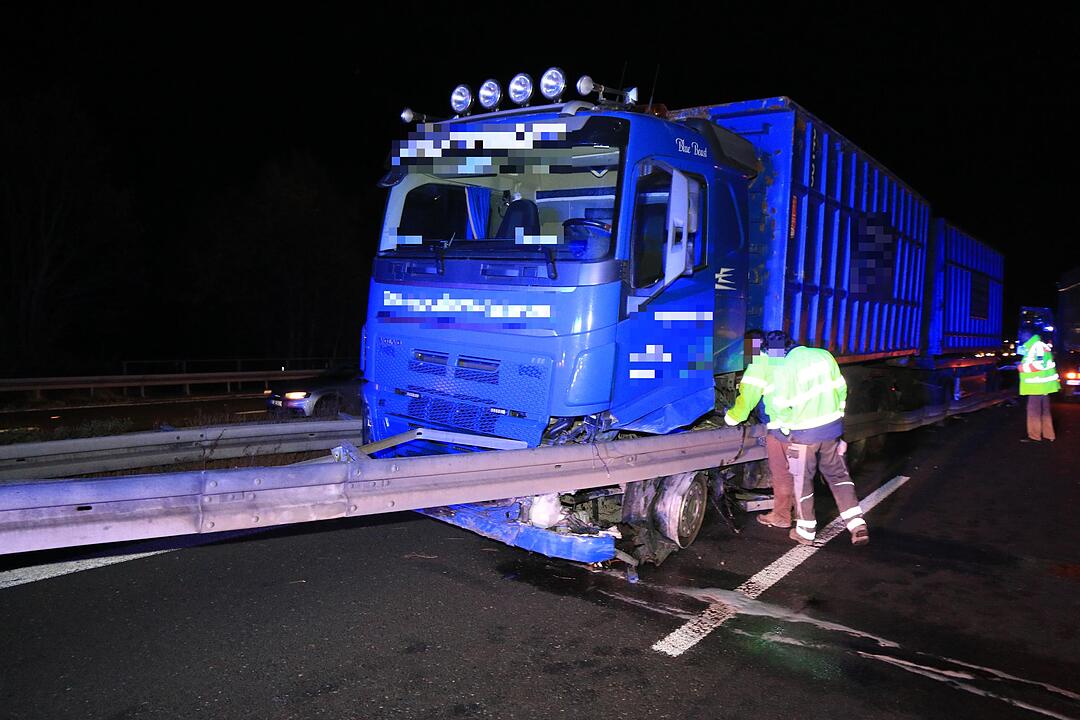 Lkw durchbricht Mittelschutzplanke auf A73