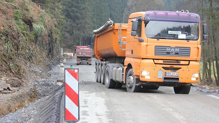 Im Fünfminutentakt kommen die Laster mit Schotter.  Foto: Friedwald Schedel