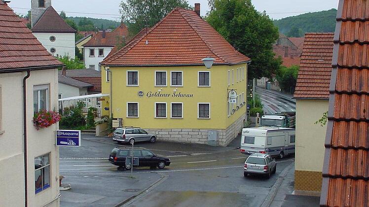 Dieser Platz vor dem Gasthaus "Goldener Schwan" soll neu gestaltet werden, um das Ortsbild aufzuwerten.  Foto: Schmidt