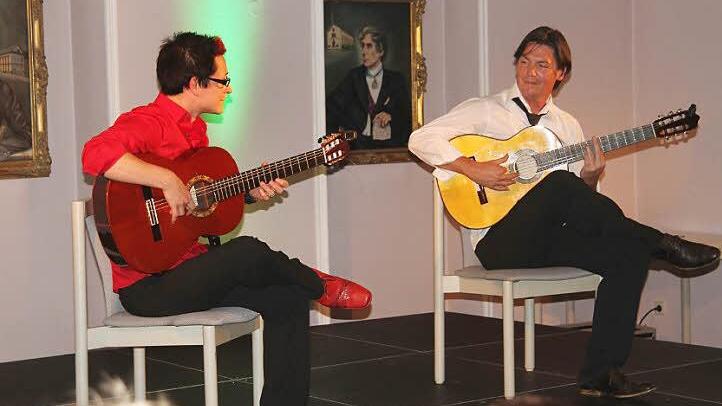 Die beiden Gitarristen Alexander Kilian (links) und Jan Pascal werden ganz bestimmt für ein musikalisches Highlight auf ihren Gitarren sorgen. Sie treten beim Eltmanner "Kino-Sommer" auf. Foto: Günther Geiling