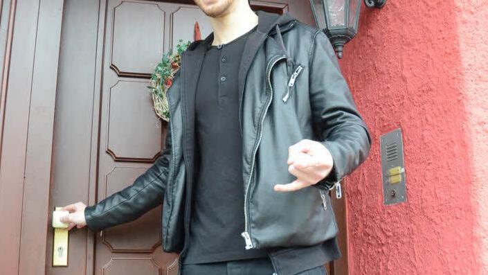 Kai Tschierschky verabschiedet sich an der Haustüre in Hummendorf zur großen Jubiläumstournee mit den Scorpions wo er in der Vorband mitwirkt. Foto: K.- H. Hofmann