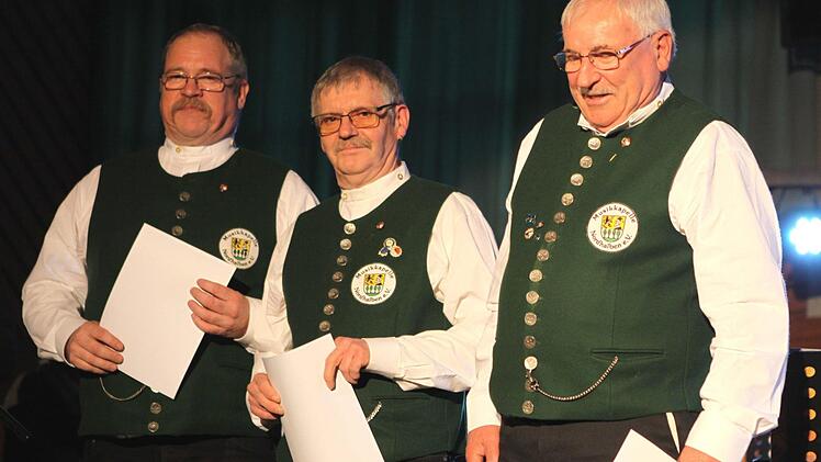 Die drei Musiker (v.l.) Dieter Hornfeck, Armin Vogel und Dieter Radlo sind seit einen halben Jahrhundert starke Stützen der Musikkapelle Nordhaben: Foto: Michael Wunder
