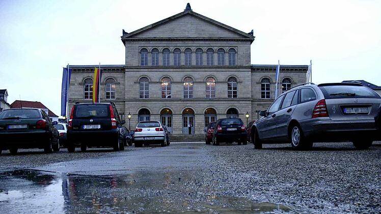 Aktuell gibt's Sonne satt in Coburg. Aber bei Schmuddelwetter wäre eine Schlossplatz-Tiefgarage auch für Theaterbesucher sehr praktisch. Foto: CT-Archiv