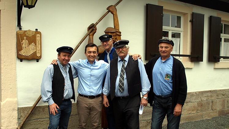 Sie sind stolz auf ihre neue Kooperation in der Flößerei. Von links die Bürgermeister Norbert Gräbner und Jens Korn, Museumsbeauftragter Hubert Dietl, der Vorsitzende des Floßvereins Unterrodach, Fritz Fricke, und der Vorsitzende der Flößergemeinschaft Wallenfels, Andreas Buckreus Senior  Foto: Susanne Deuerling