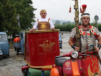 Für viele war dies ein besonderes Fotomotiv: Der Nachbau eines  römischen Streitwagens, der von einer Vespa gezogen werden kann. Der Erbauer, Norbert Reimann, war als Caesar verkleidet. Ein echter Römer, Ferdinando Gallello, kam als Centurio mit.  Michael Stelzner