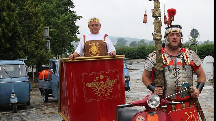 Für viele war dies ein besonderes Fotomotiv: Der Nachbau eines  römischen Streitwagens, der von einer Vespa gezogen werden kann. Der Erbauer, Norbert Reimann, war als Caesar verkleidet. Ein echter Römer, Ferdinando Gallello, kam als Centurio mit.  Michael Stelzner