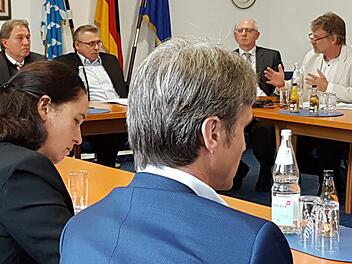 Manfred Zehe und Edmund Görtler (v. r.) von Modus erklärten im Kreis der Politiker und Wohlfahrtsverbände ihre Arbeit für das seniorenpolitische Gesamtkonzept des Landkreises Kronach. Foto: Marco Meißner
