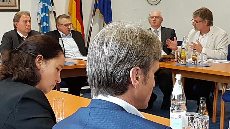 Manfred Zehe und Edmund Görtler (v. r.) von Modus erklärten im Kreis der Politiker und Wohlfahrtsverbände ihre Arbeit für das seniorenpolitische Gesamtkonzept des Landkreises Kronach. Foto: Marco Meißner