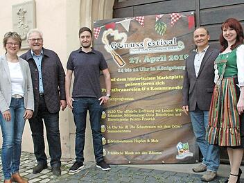 In Königsberg steigt das vierte Genussfestival rund ums heimische Bier. Auf Besucher freuen sich (von links): Regina Beetz, Carolin Raab, Bürgermeister Claus Bittenbrünn, Max Göller, Gunther Hartleb, Bierprinzessin Kerstin Friedrich und Helmut Bayer.  Foto: Moni Göhr/Landratsamt Haßberge