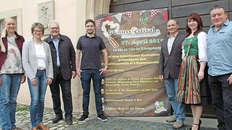 In Königsberg steigt das vierte Genussfestival rund ums heimische Bier. Auf Besucher freuen sich (von links): Regina Beetz, Carolin Raab, Bürgermeister Claus Bittenbrünn, Max Göller, Gunther Hartleb, Bierprinzessin Kerstin Friedrich und Helmut Bayer.  Foto: Moni Göhr/Landratsamt Haßberge
