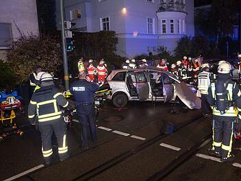 Drama nach Hochzeit in Bielefeld: Ein 16-J&auml;hriger Junge starb nach einem schweren Verkehrsunfall noch am Unfallort.  Foto: Christian Mathiesen/dpa