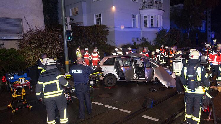 Drama nach Hochzeit in Bielefeld: Ein 16-J&auml;hriger Junge starb nach einem schweren Verkehrsunfall noch am Unfallort.  Foto: Christian Mathiesen/dpa