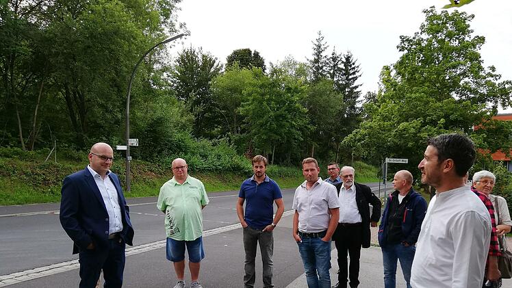 Ortseinsicht  an der Reichenbacher Straße: Hier soll ein Aufgang zum oberhalb liegenden Parkplatz entstehen. Foto: Heike Beudert