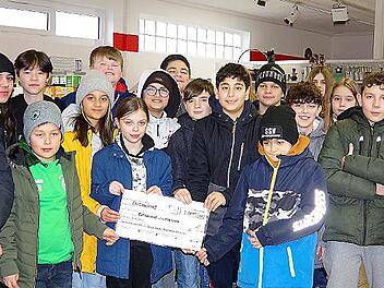 Die Ethik-Gruppe der RS I spendet dem Caritas-Verband 1000 Euro für sein „Lädla“.