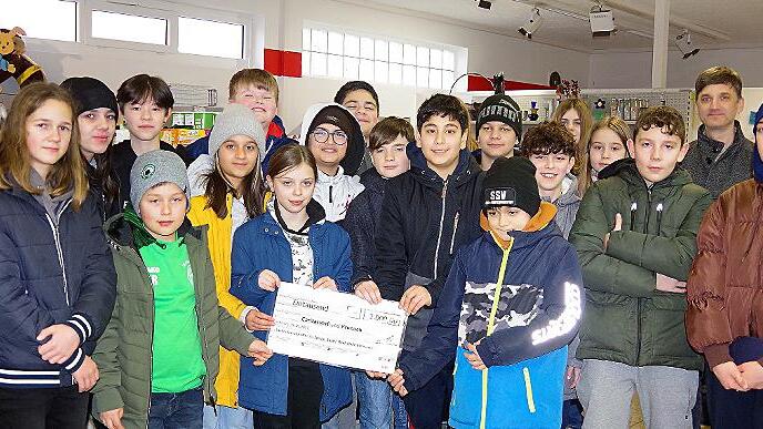 Die Ethik-Gruppe der RS I spendet dem Caritas-Verband 1000 Euro für sein „Lädla“.