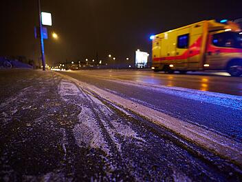 Auto kracht im Kreis Schweinfurt wegen Blitzeis in Gegenverkehr - Fahrer (25) eingeklemmt und schwer verletzt