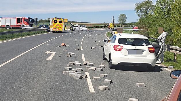Pflastersteine auf Stra&szlig;e geschleudert - schwerer Unfall mit Anh&auml;nger