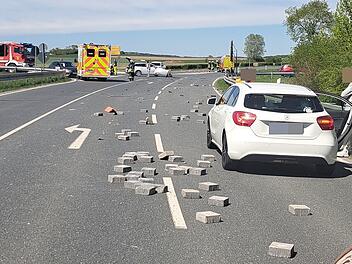 Pflastersteine auf Stra&szlig;e geschleudert - schwerer Unfall mit Anh&auml;nger